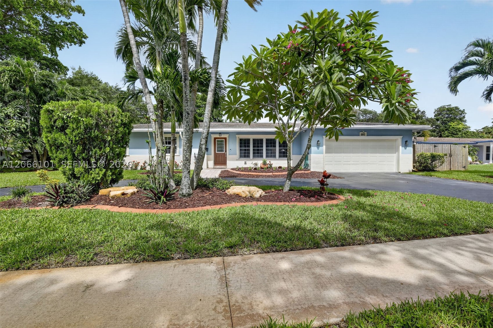801 Ixora Ln — photo
