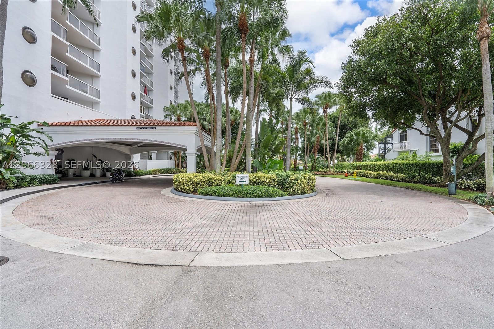 3610 Yacht Club Dr 1114 — photo