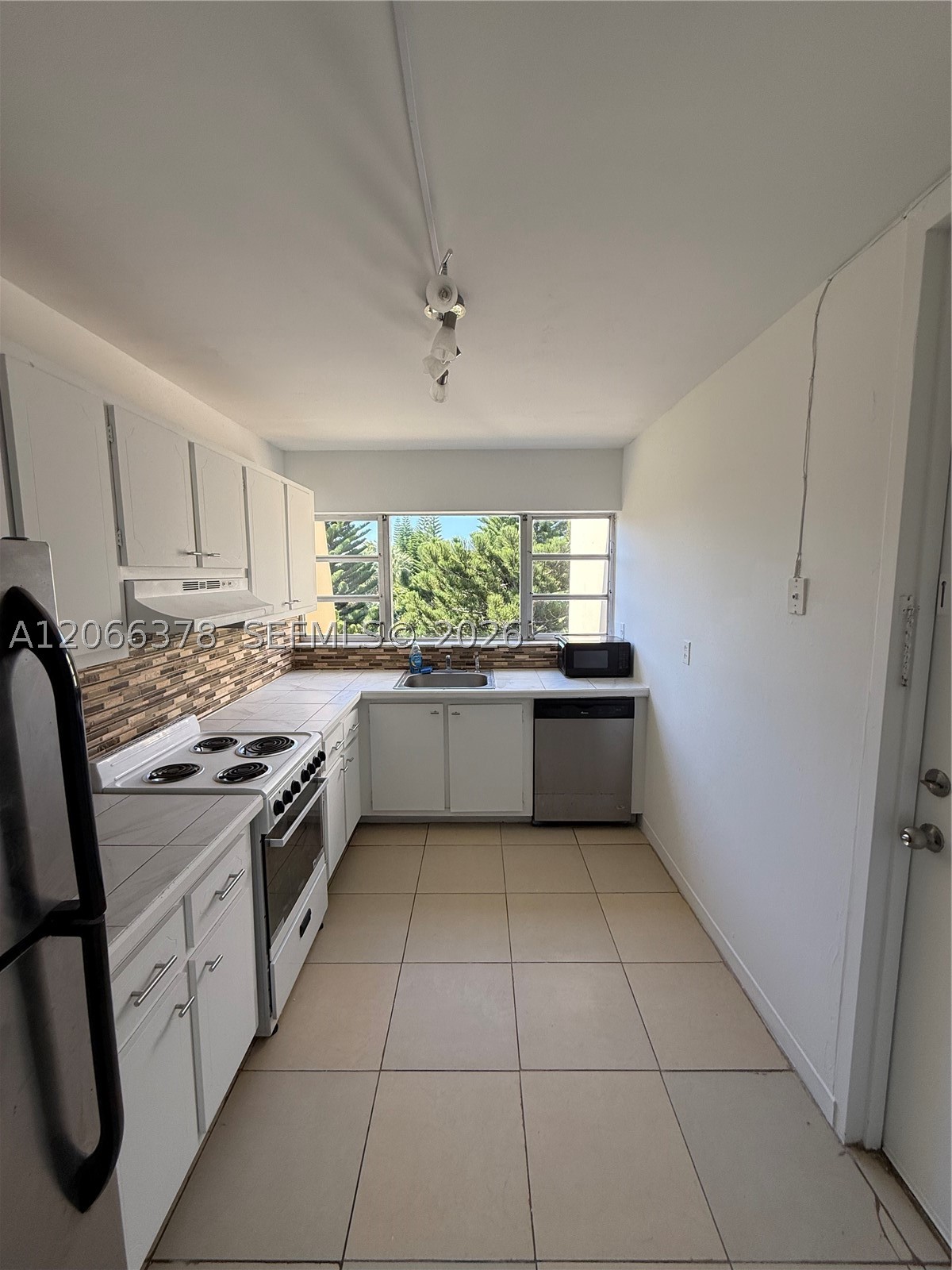 952 NE 199th St 4K — photo