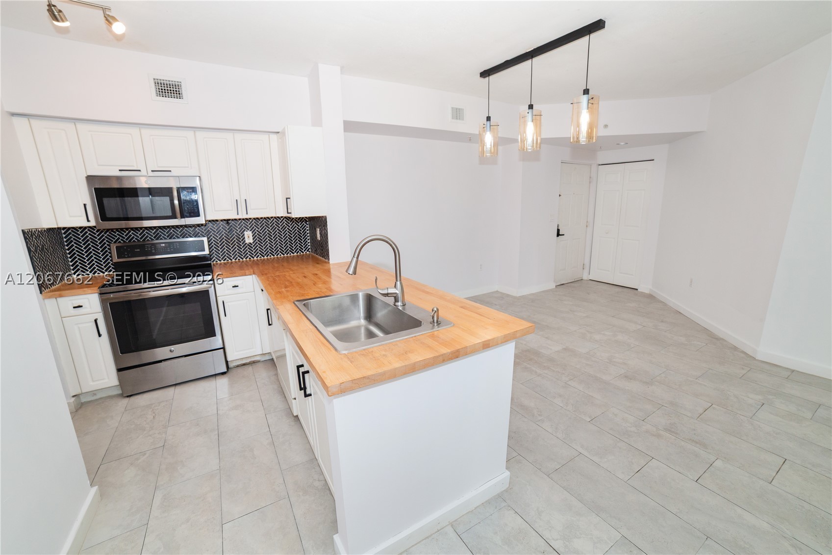 17125 N Bay Rd 3410 — photo