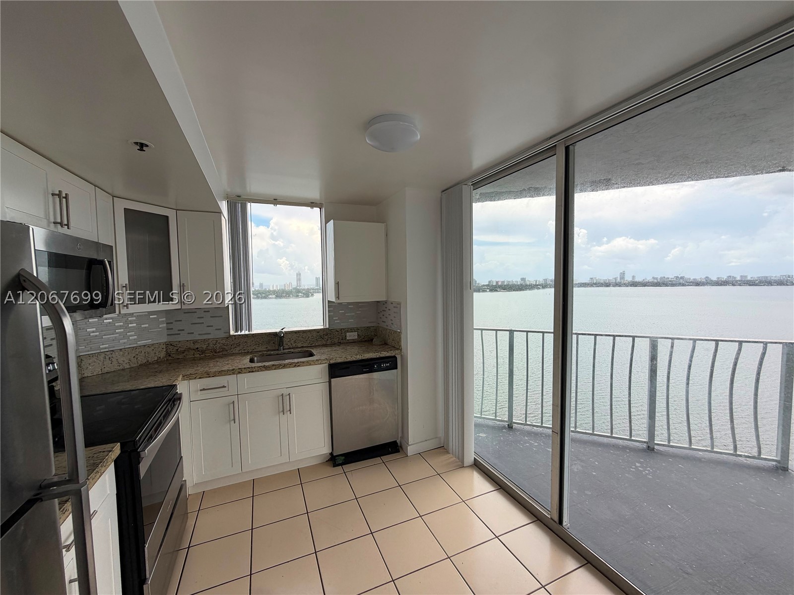 7601 E Treasure Dr 2220 — photo