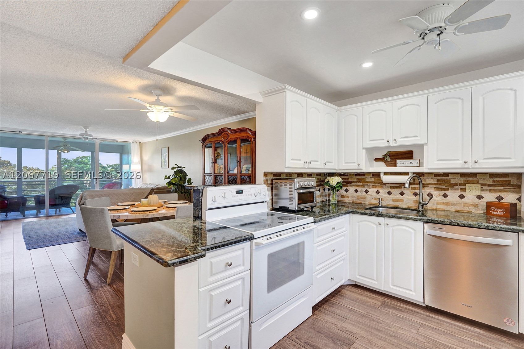 605 Oaks Dr 504 — photo