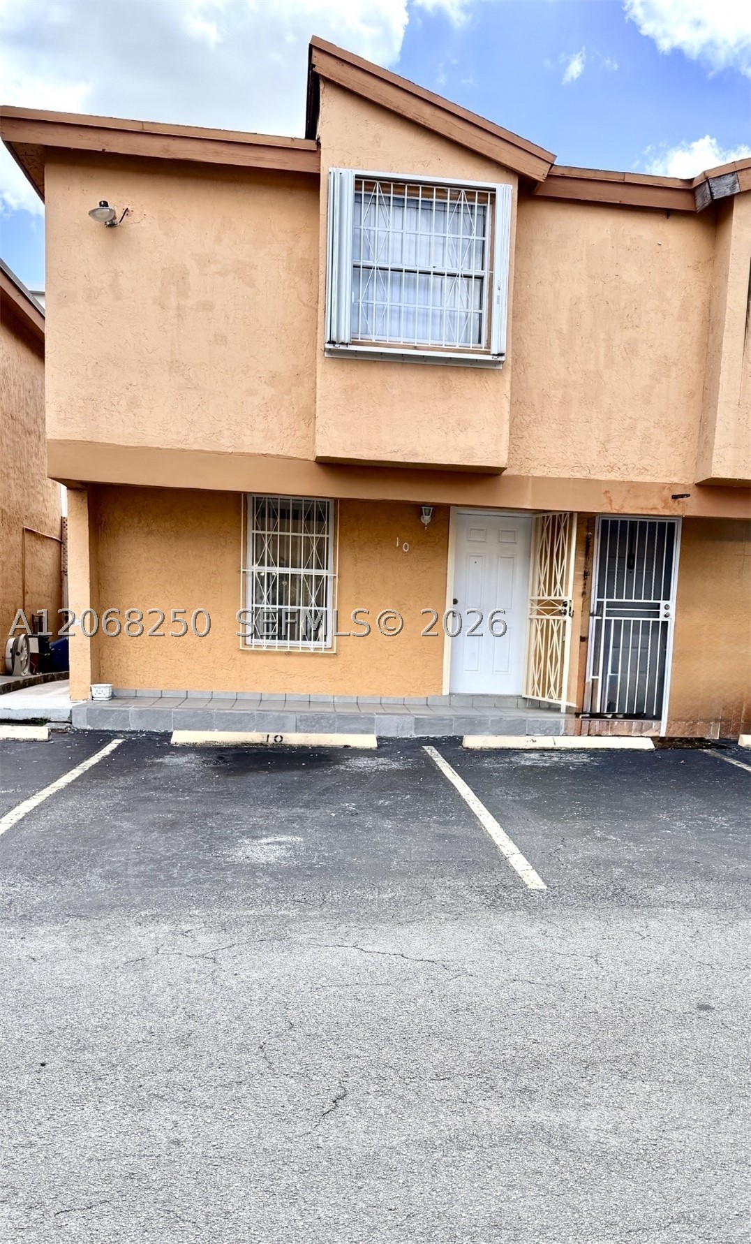 1701 W 42nd Pl 10 — photo