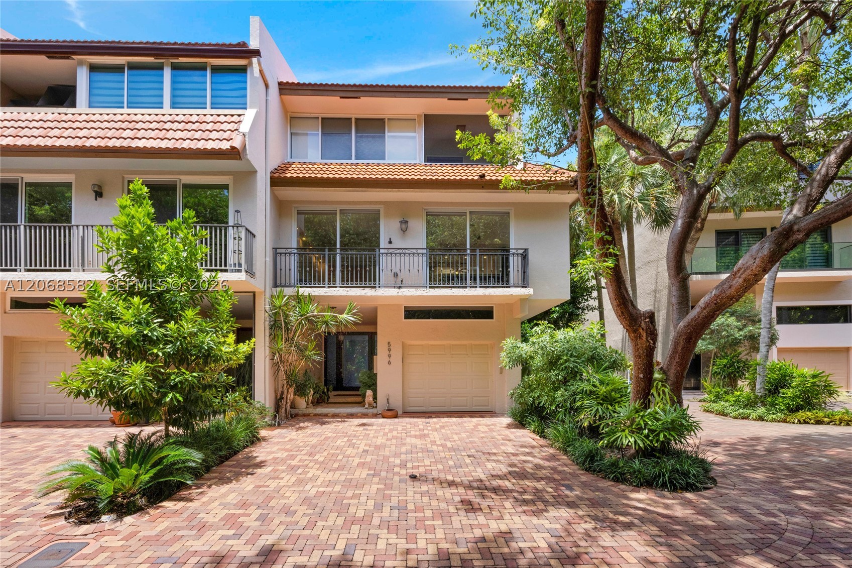 5996 Paradise Point Dr — photo