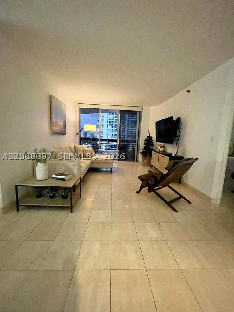3600 Mystic Pointe Dr 1010 — photo