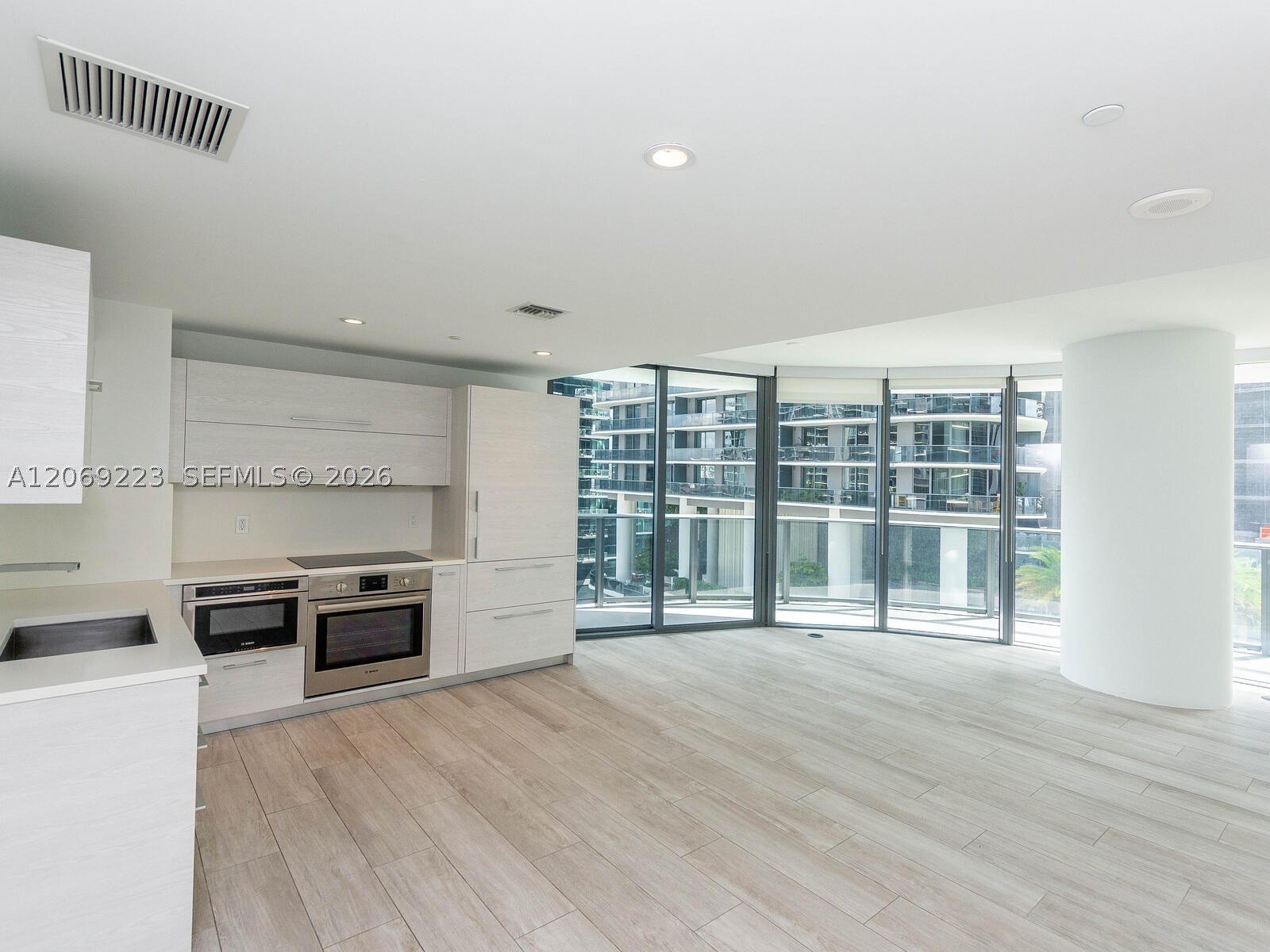 45 SW 9th St 1201 — photo