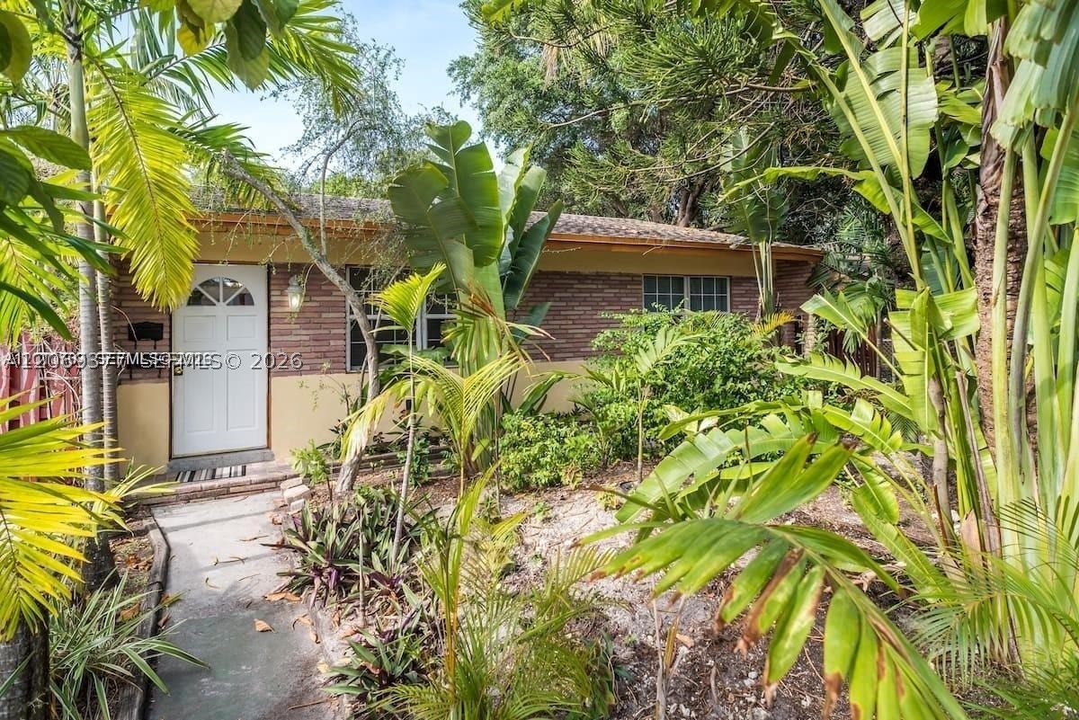 2411 Hayes St — photo