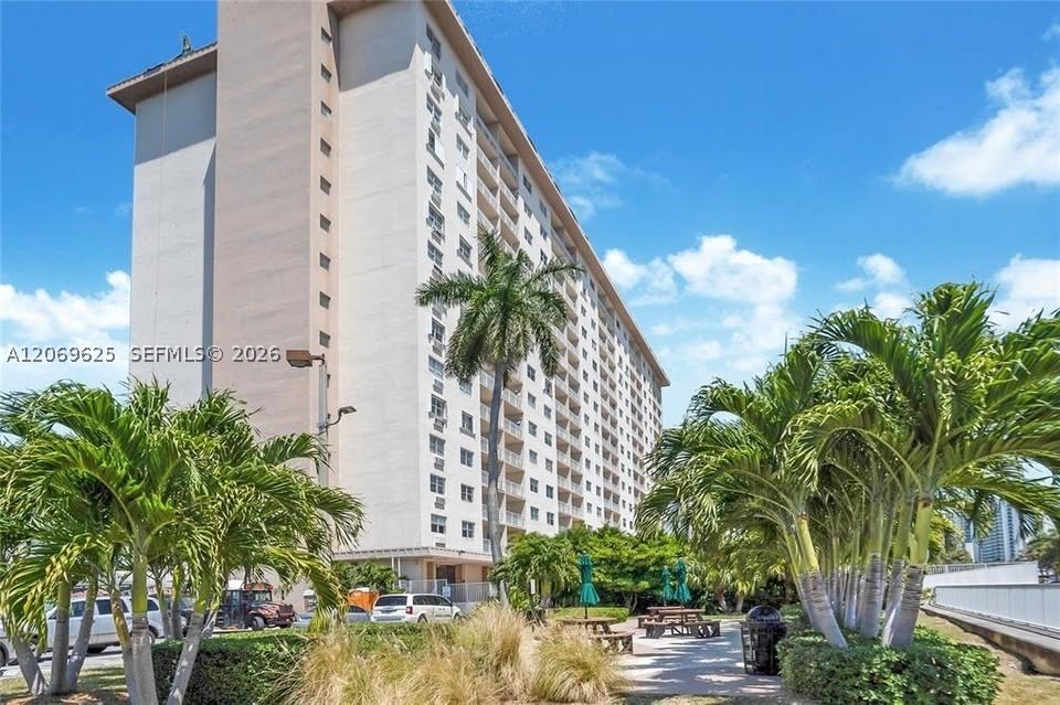 400 Kings Point Dr 316 — photo