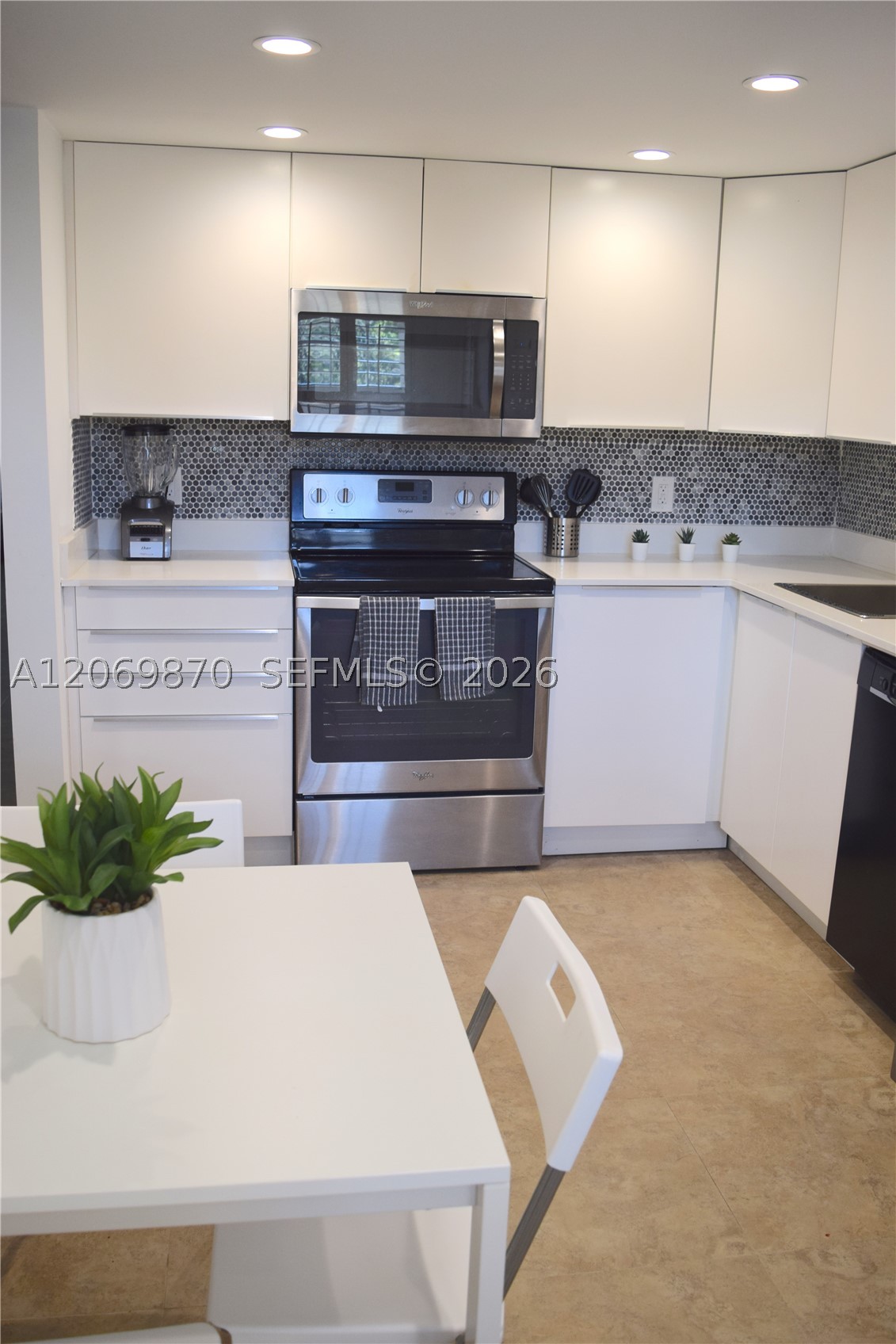 3970 Oaks Clubhouse Dr 306 — photo