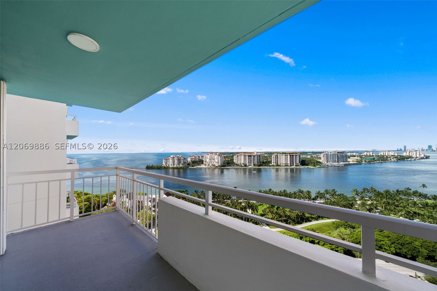 400 S Pointe Dr 1905 — photo