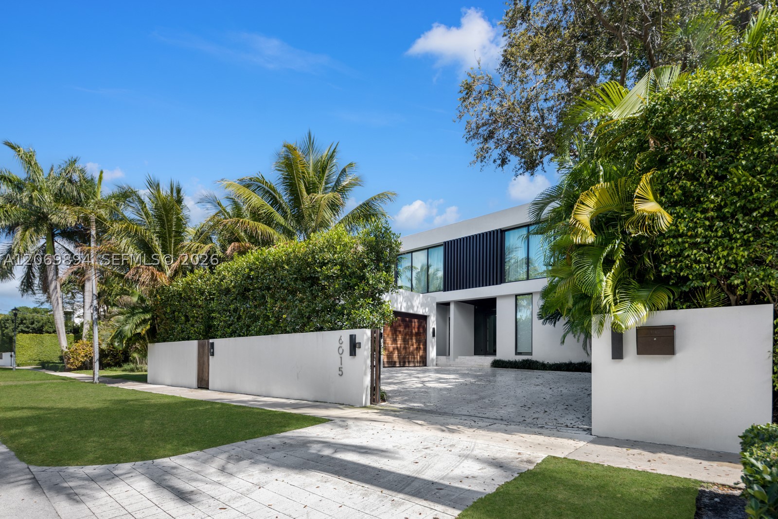 6015 N Bay Rd — photo