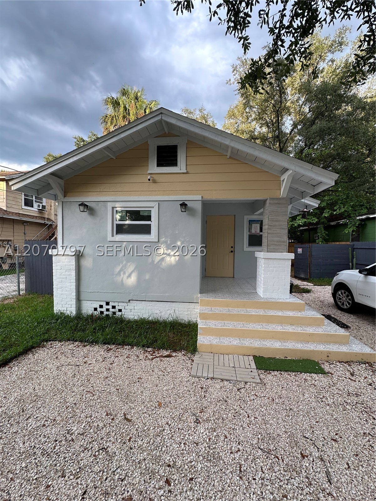 8111 N 10 — photo