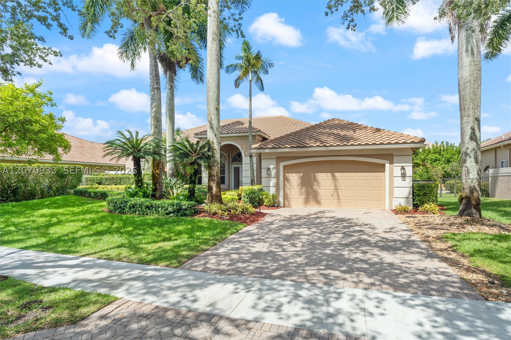 2733 Meadowood Dr — photo