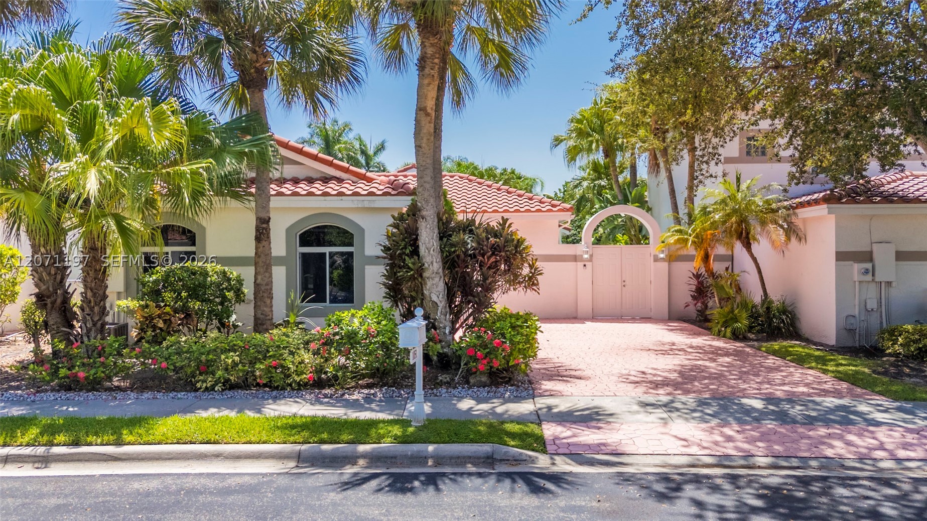 1051 Bel Aire Dr W — photo