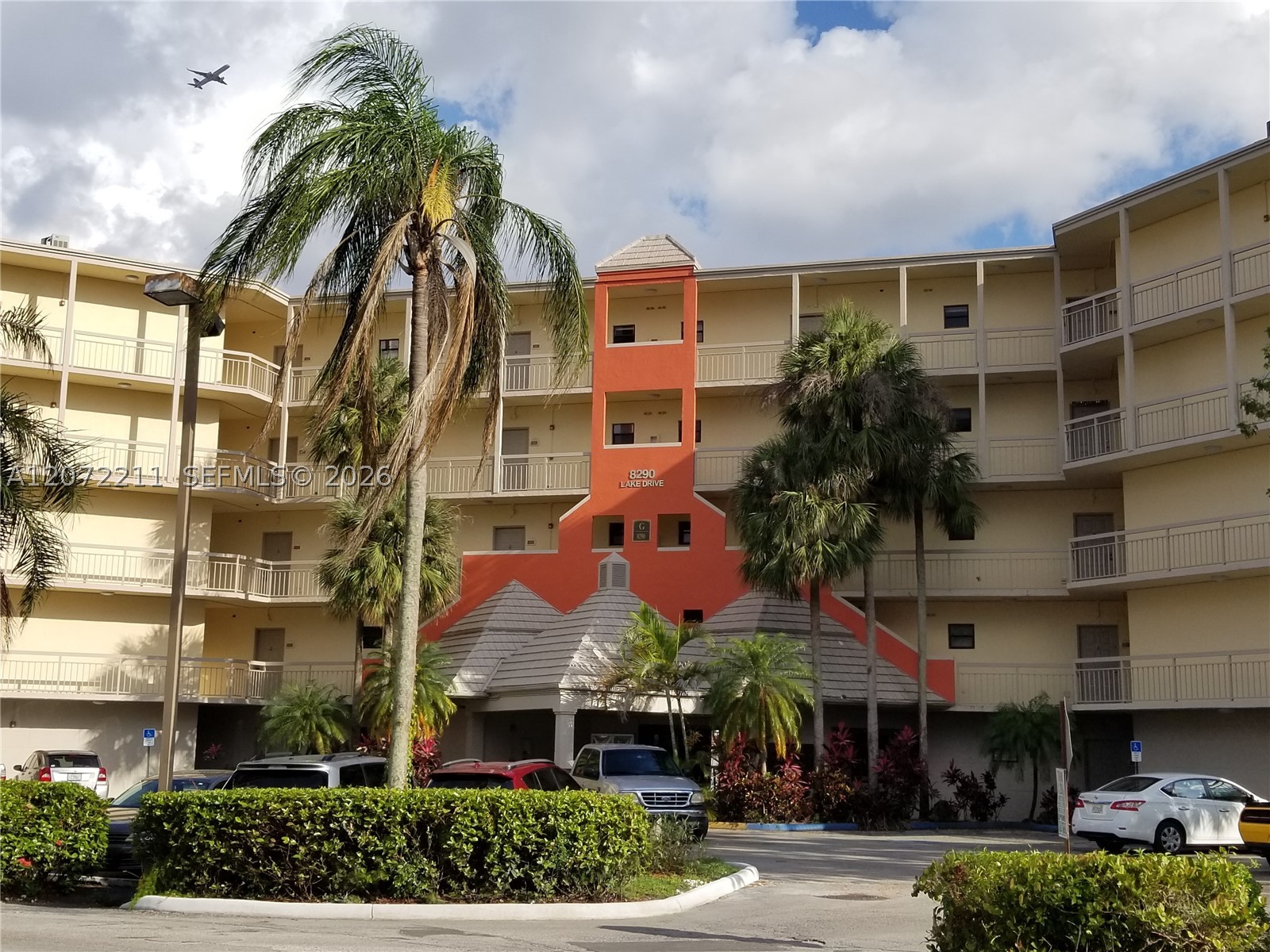 8290 Lake Dr 440 — photo