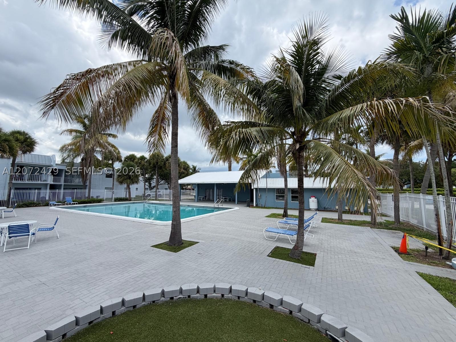 411 Executive Center Dr 109 — photo