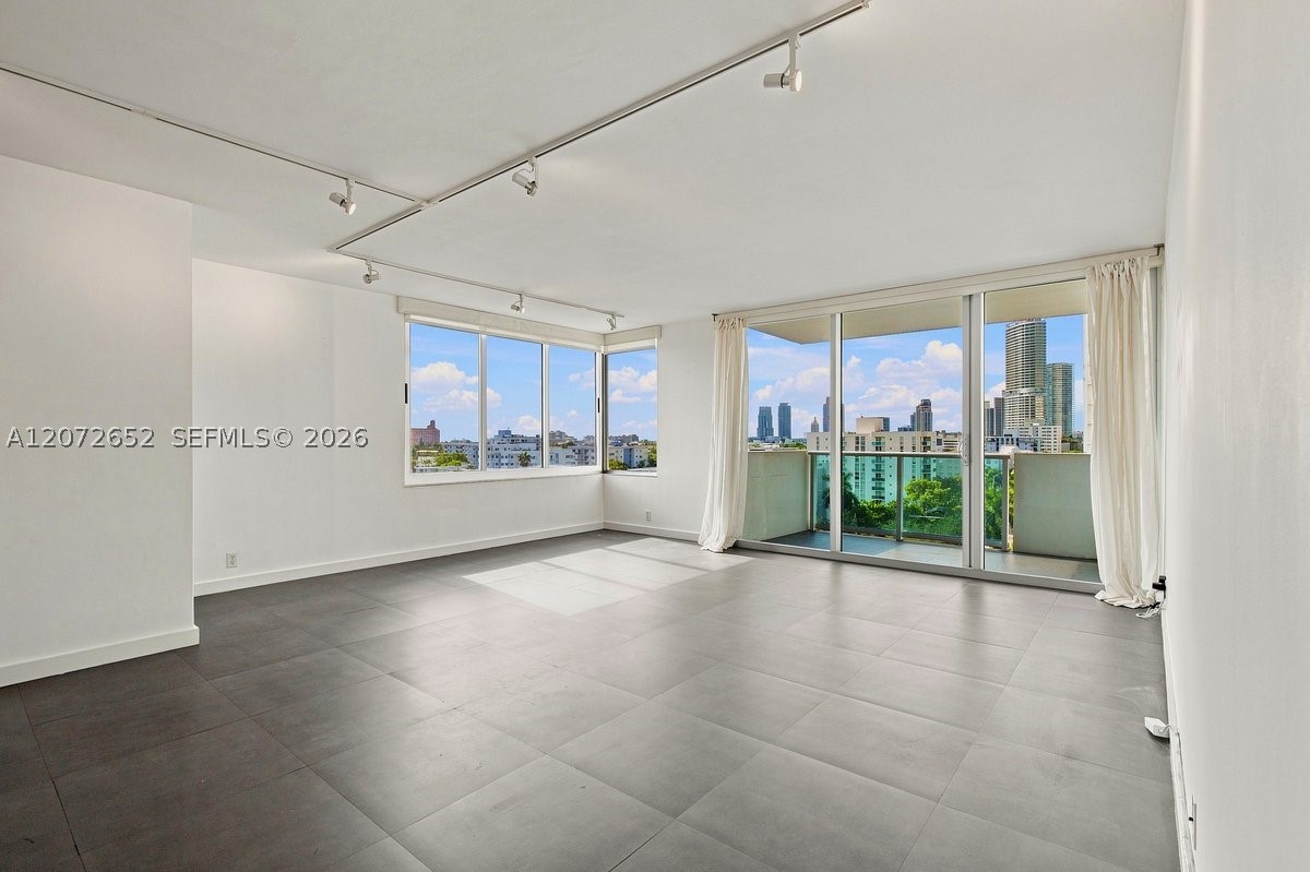 1200 West Ave 815 — photo