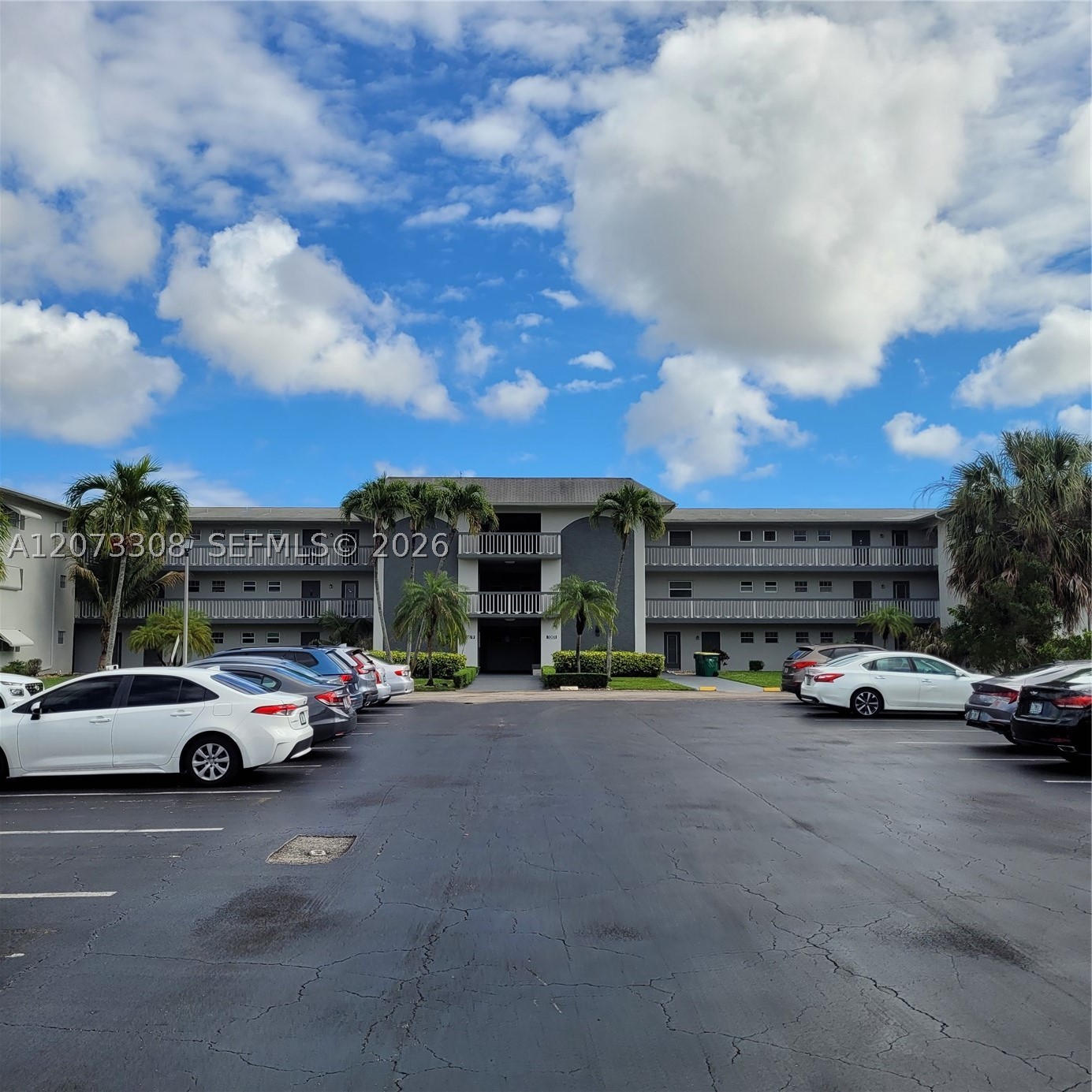 1001 Hillcrest Ct 215 — photo