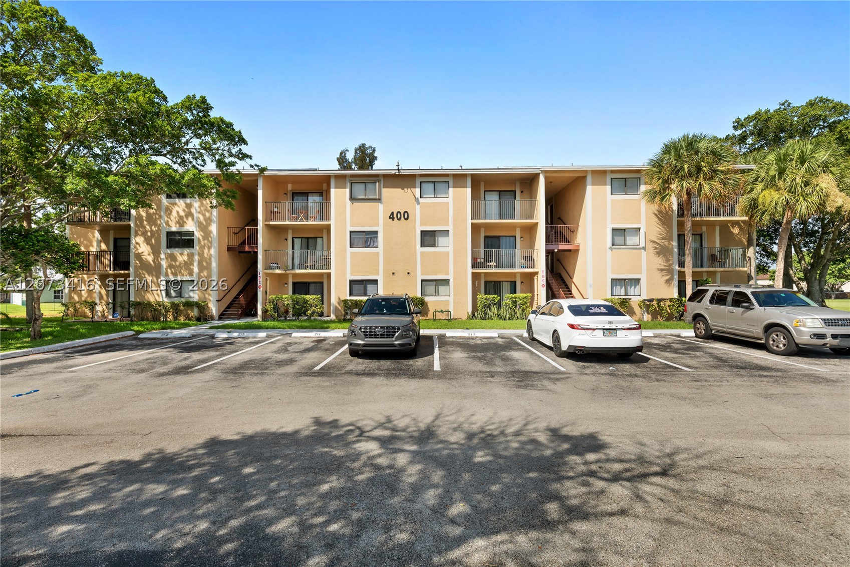400 Palm Cir W 208 — photo