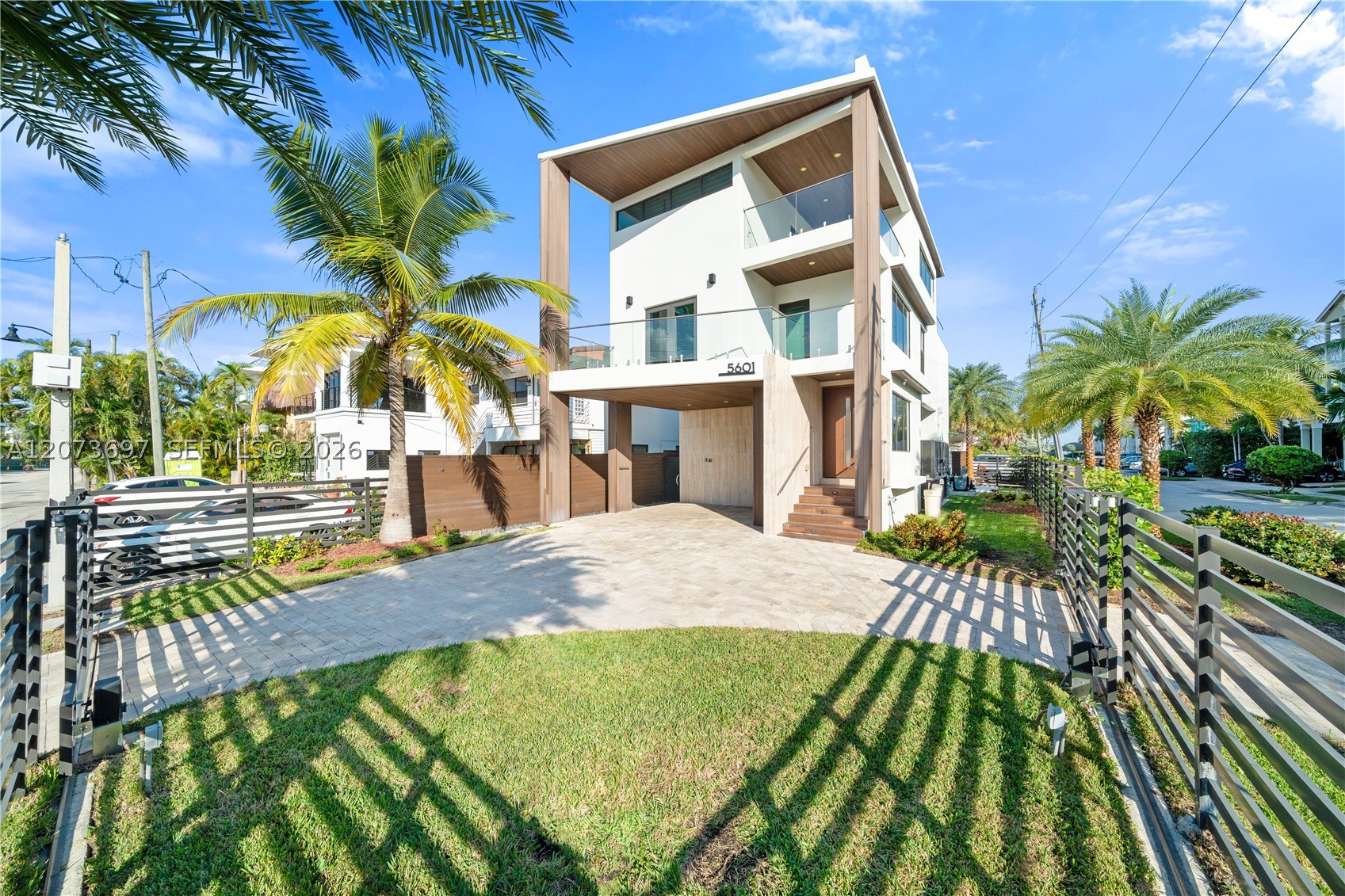 5601 N Ocean Dr — photo