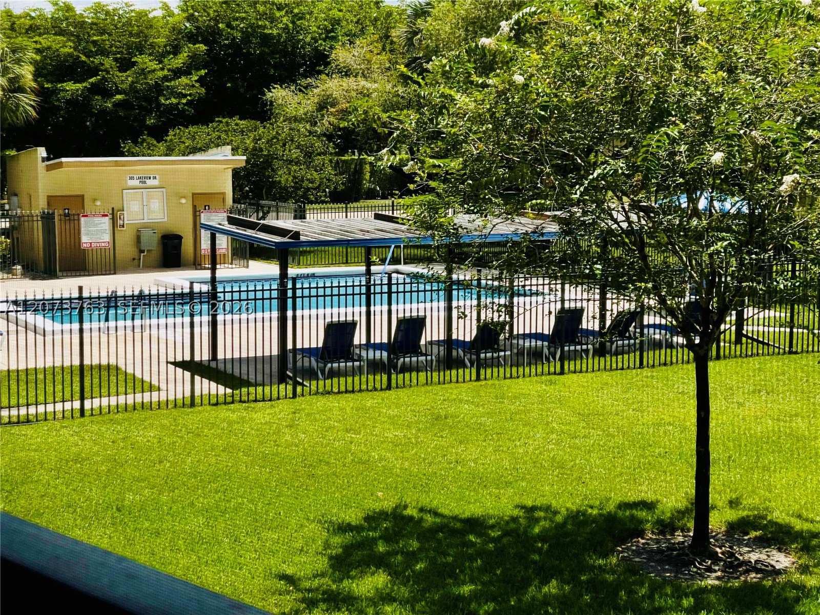 307 Lakeview Dr 202 — photo