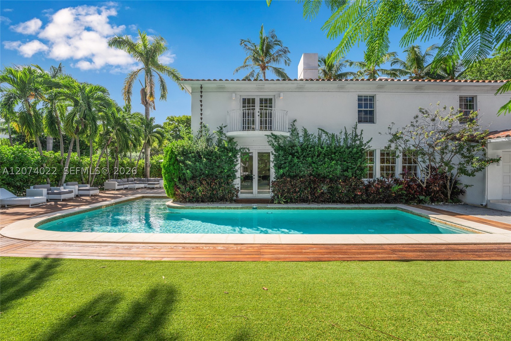140 N Hibiscus Dr — photo