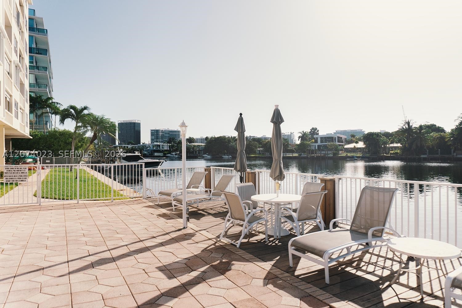 9111 E Bay Harbor Dr 5B — photo