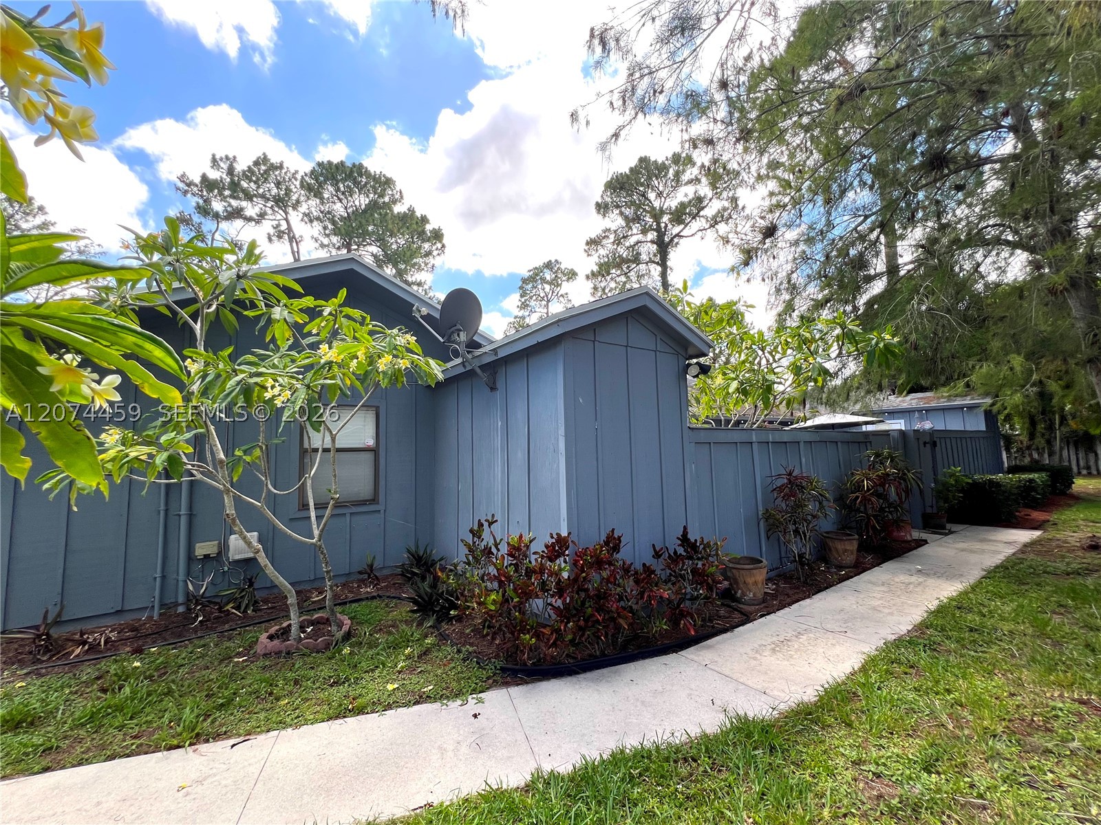 1077 Goldenrod Rd — photo