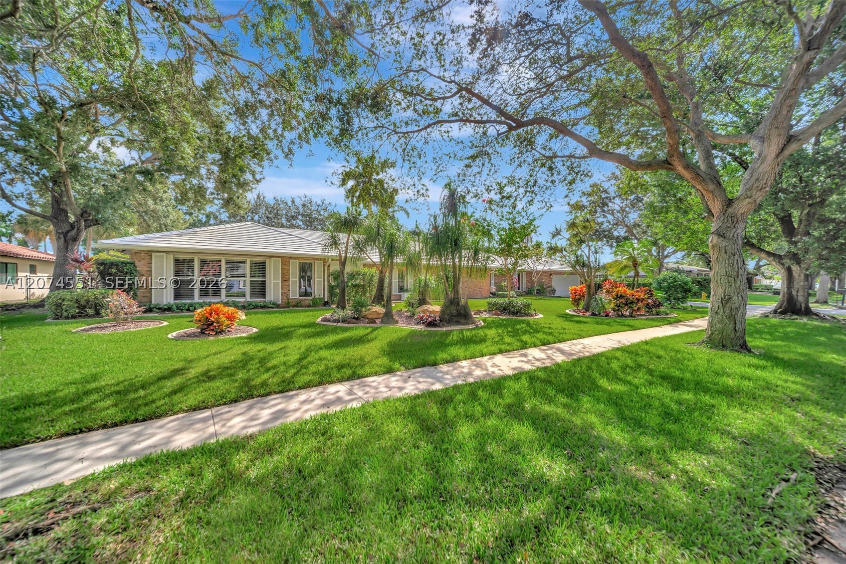 560 W Tropical Way — photo