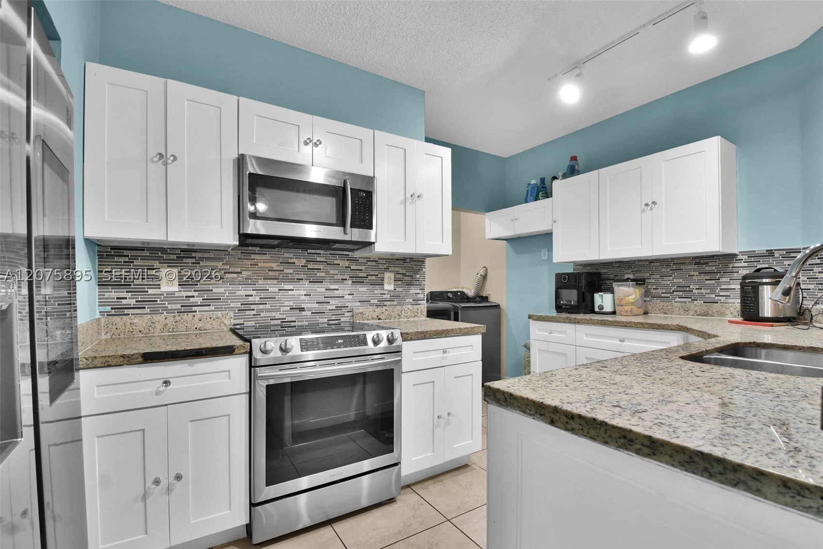 1419 Avon Ln 216 — photo