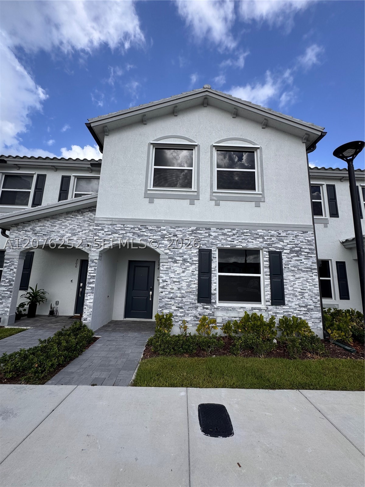 194 SE 10th Ct — photo