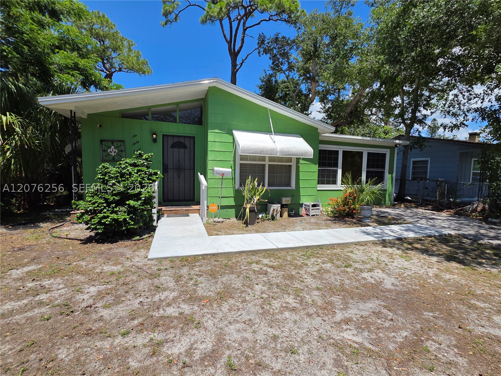 667 W Harbor Dr — photo