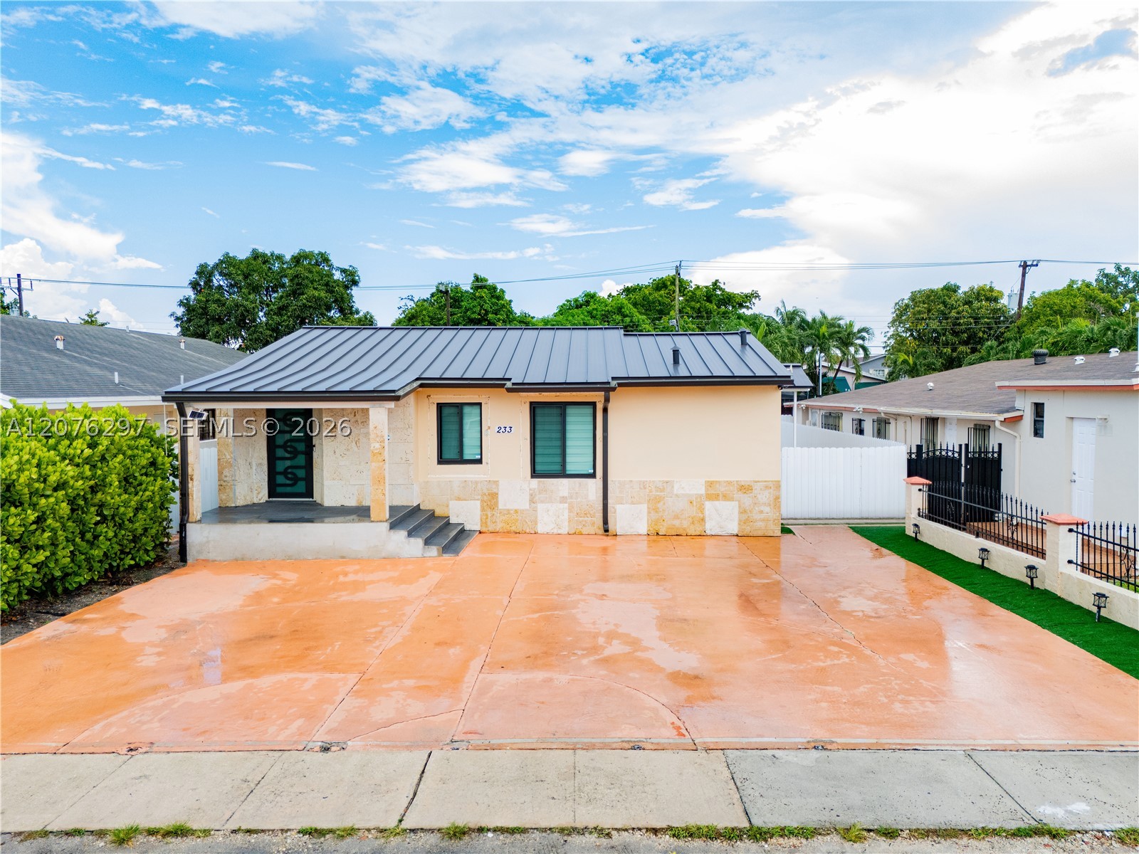 233 W 39th Pl — photo