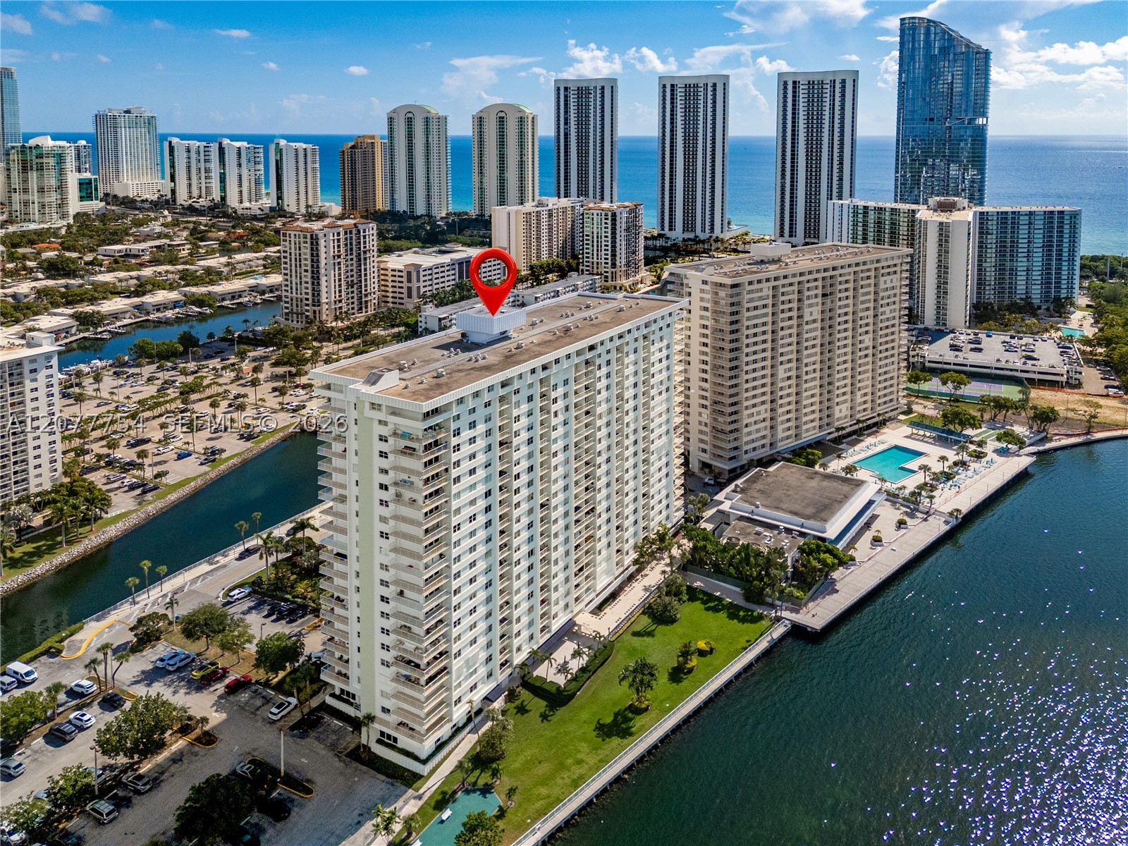 500 Bayview Dr 825 — photo