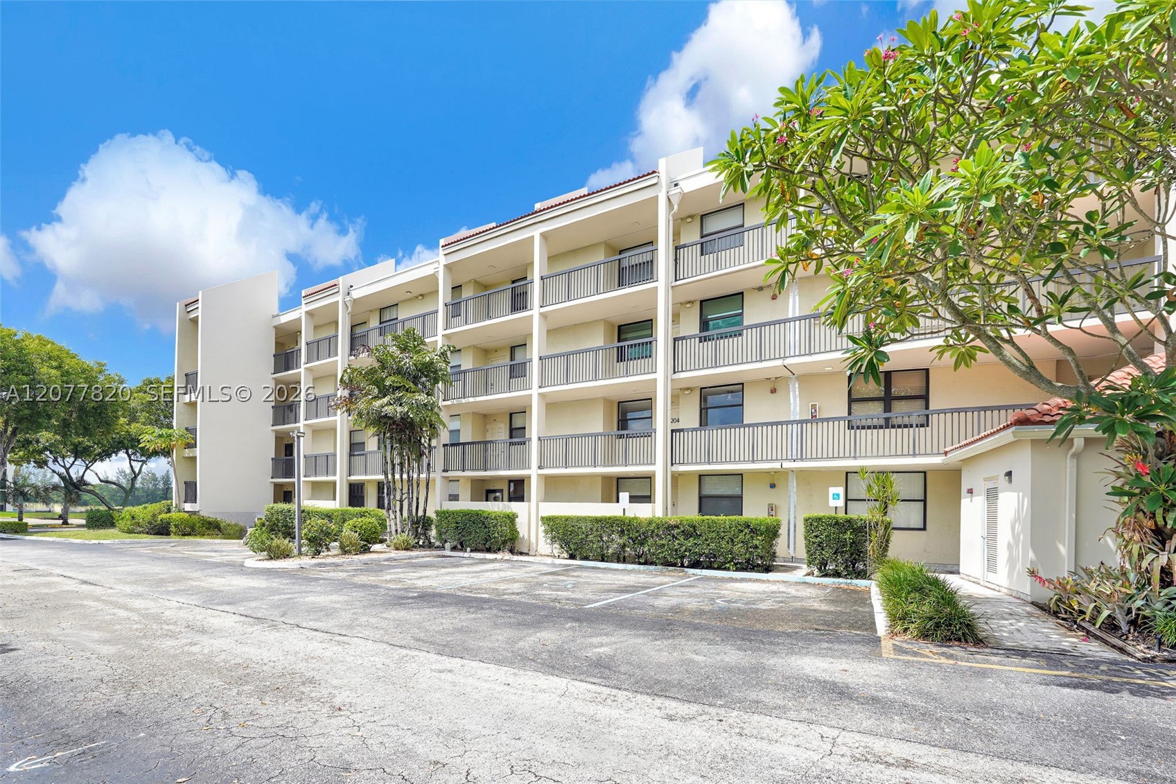 117 Lake Emerald Dr 204 — photo