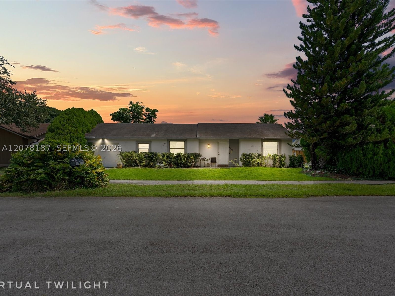 939 S Bluebird Ln — photo