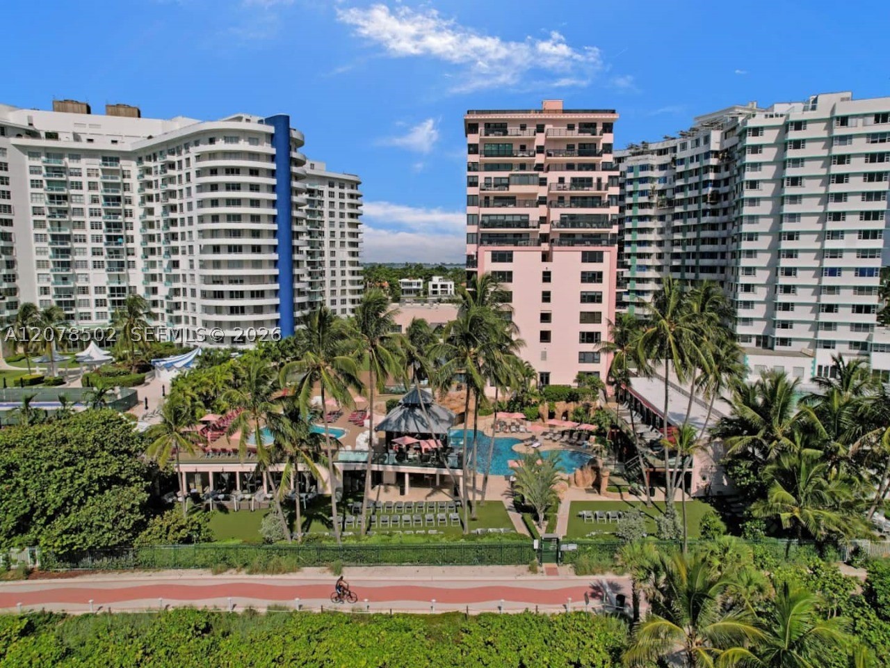 5225 Collins Ave 1516 — photo