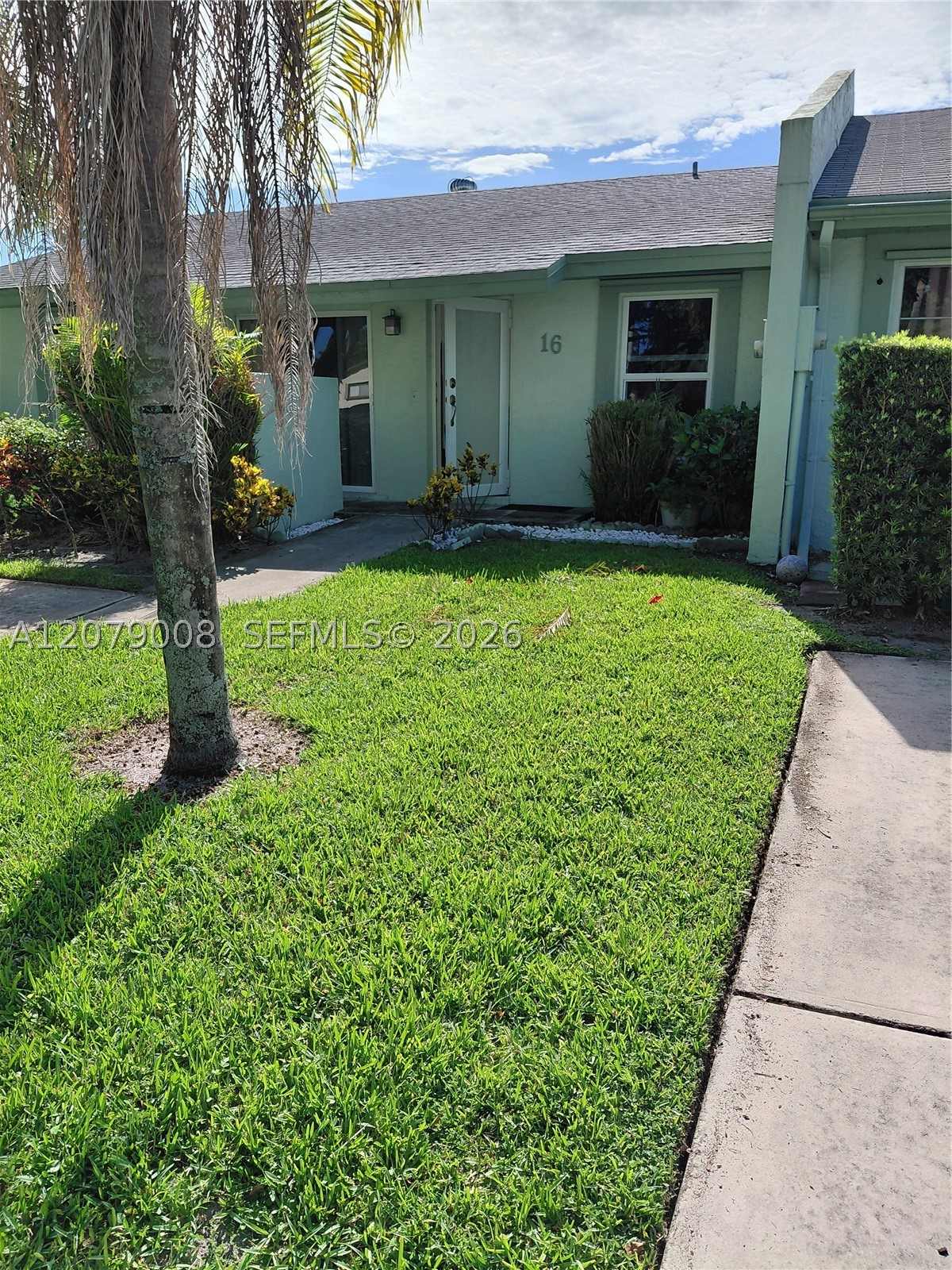 16 Camden Ln — photo
