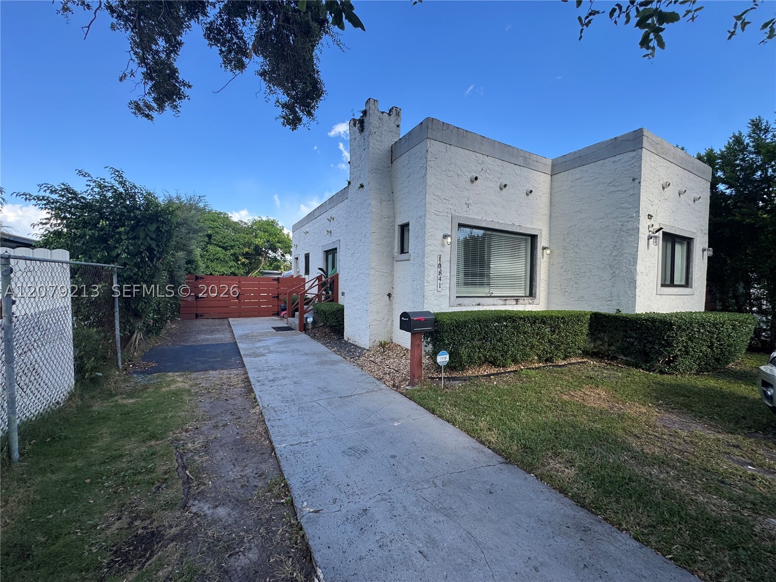 10841 NE 2nd Pl — photo