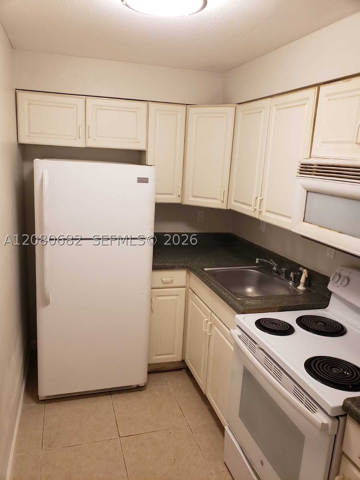 640 SW 9th Court 02 — photo