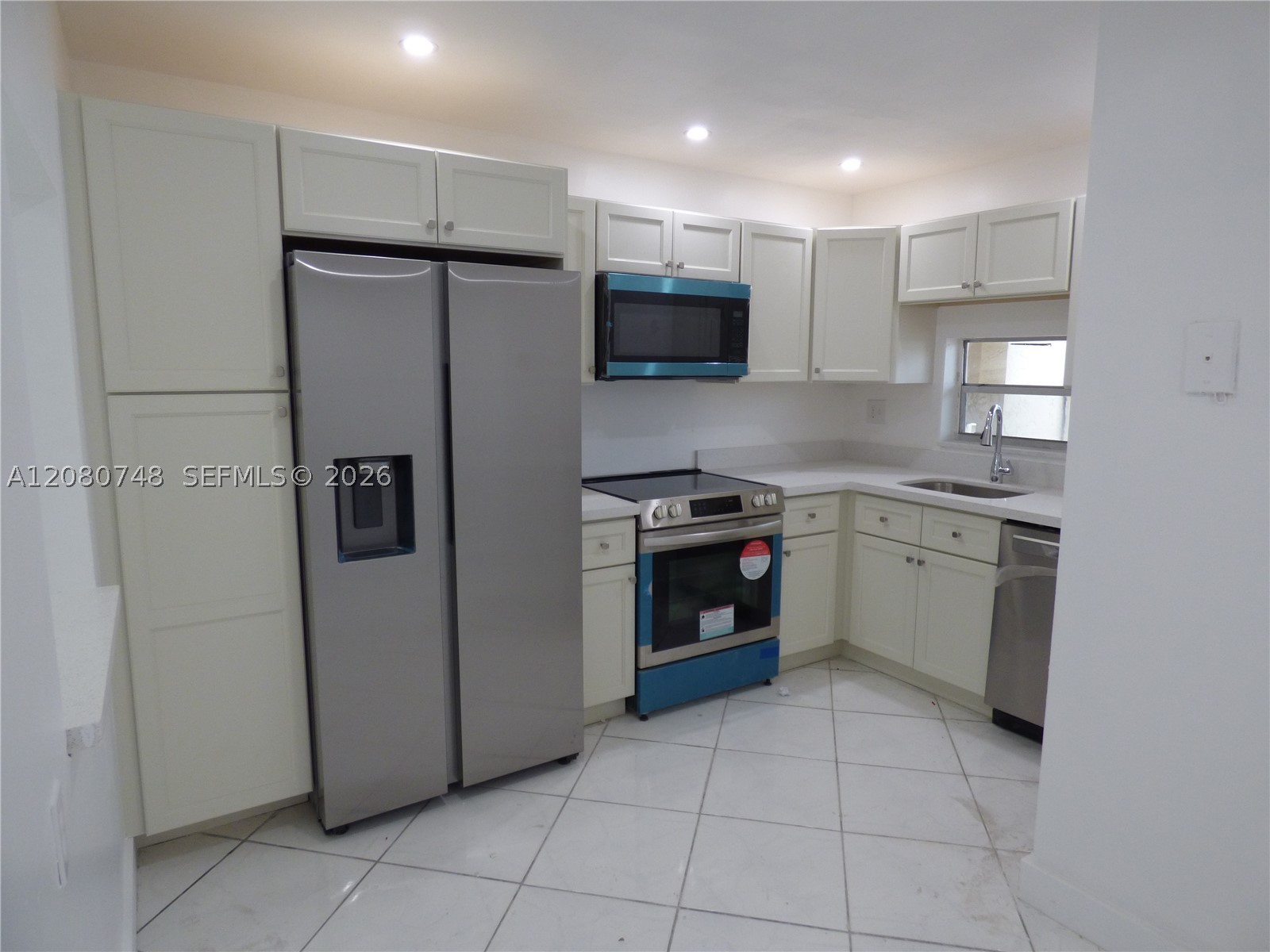 361 S Hollybrook Dr 302 — photo