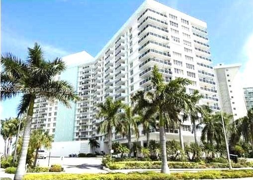 3725 S Ocean Dr 323 — photo