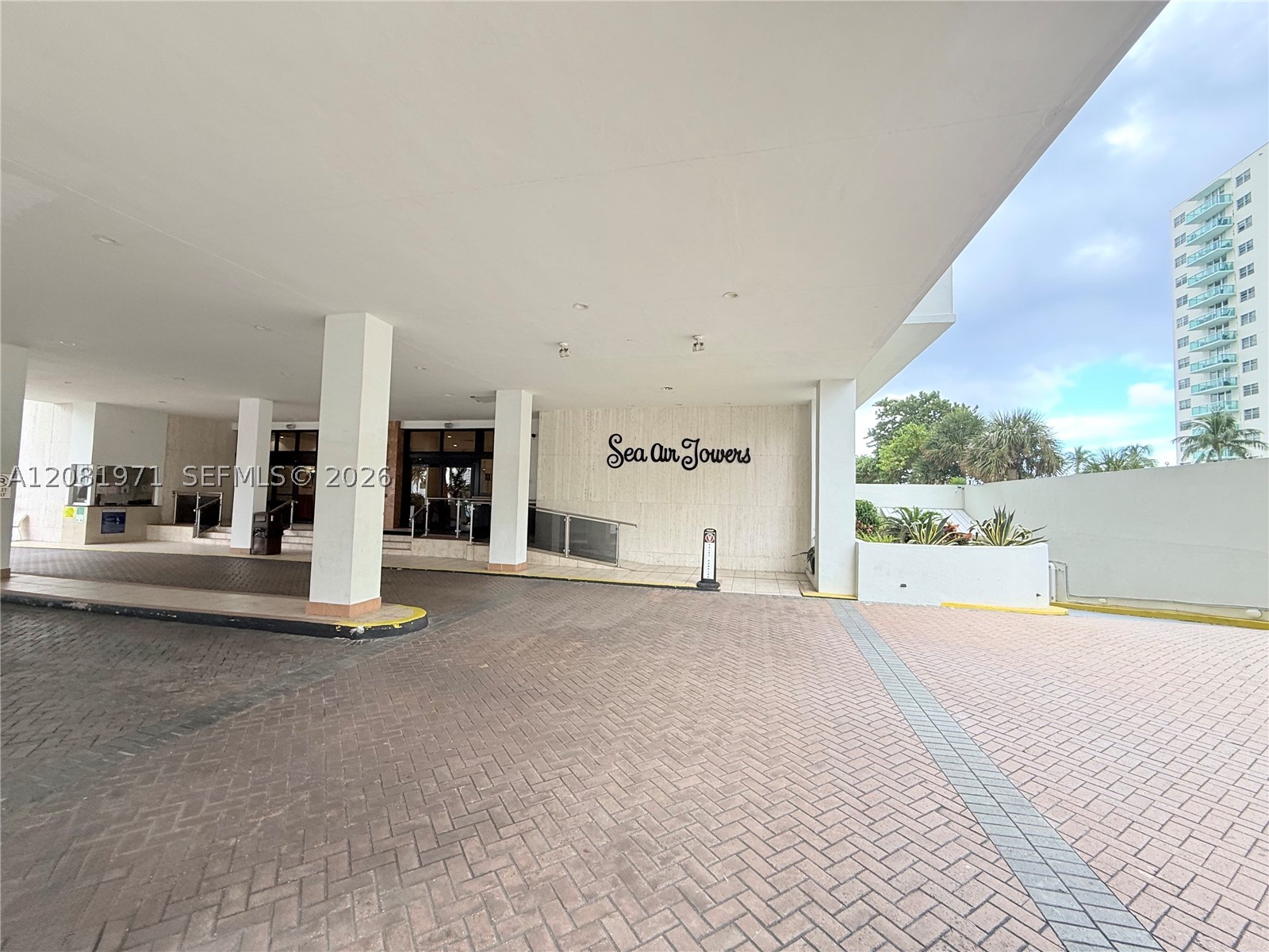 3725 S Ocean Dr 423 — photo