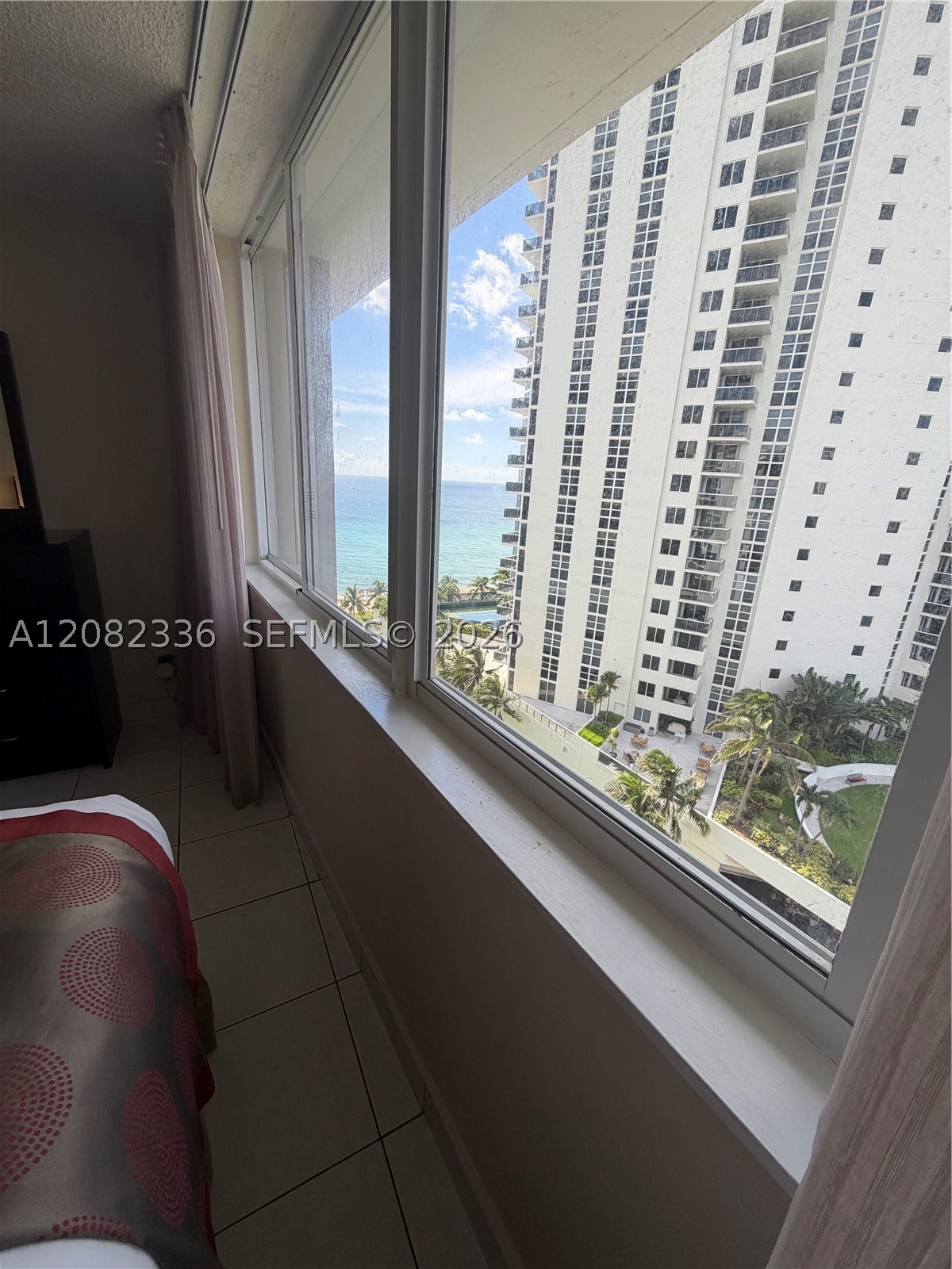 19201 Collins Ave 943 — photo