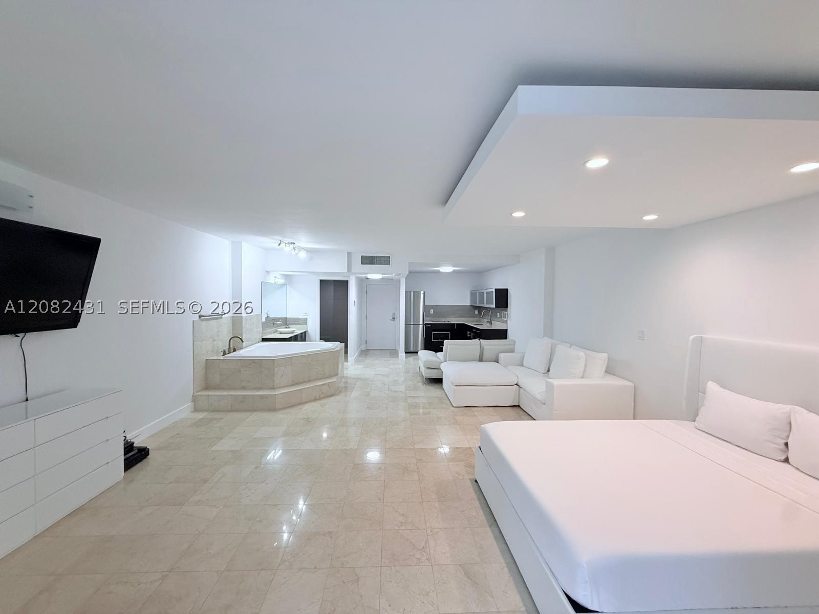 2301 Collins Ave 621 — photo