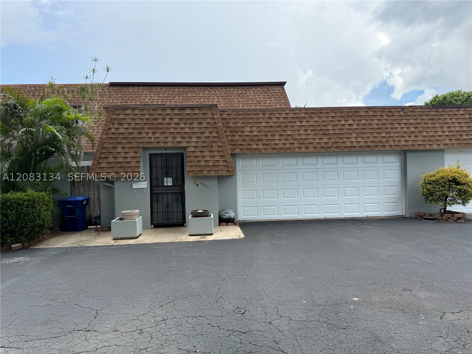 19233 E Lake Dr 19233 — photo