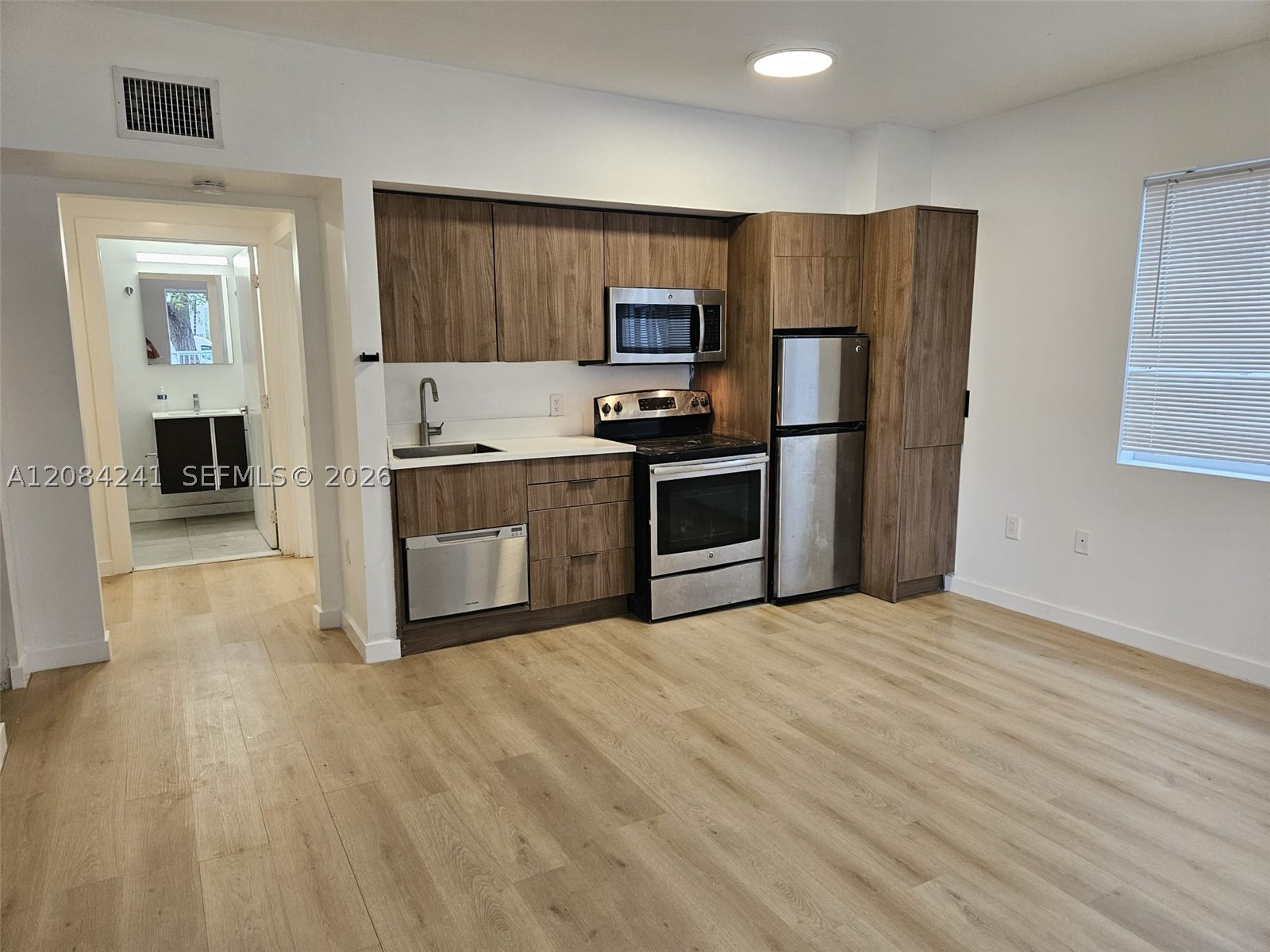 557 Michigan Ave 211 W/PARKING — photo