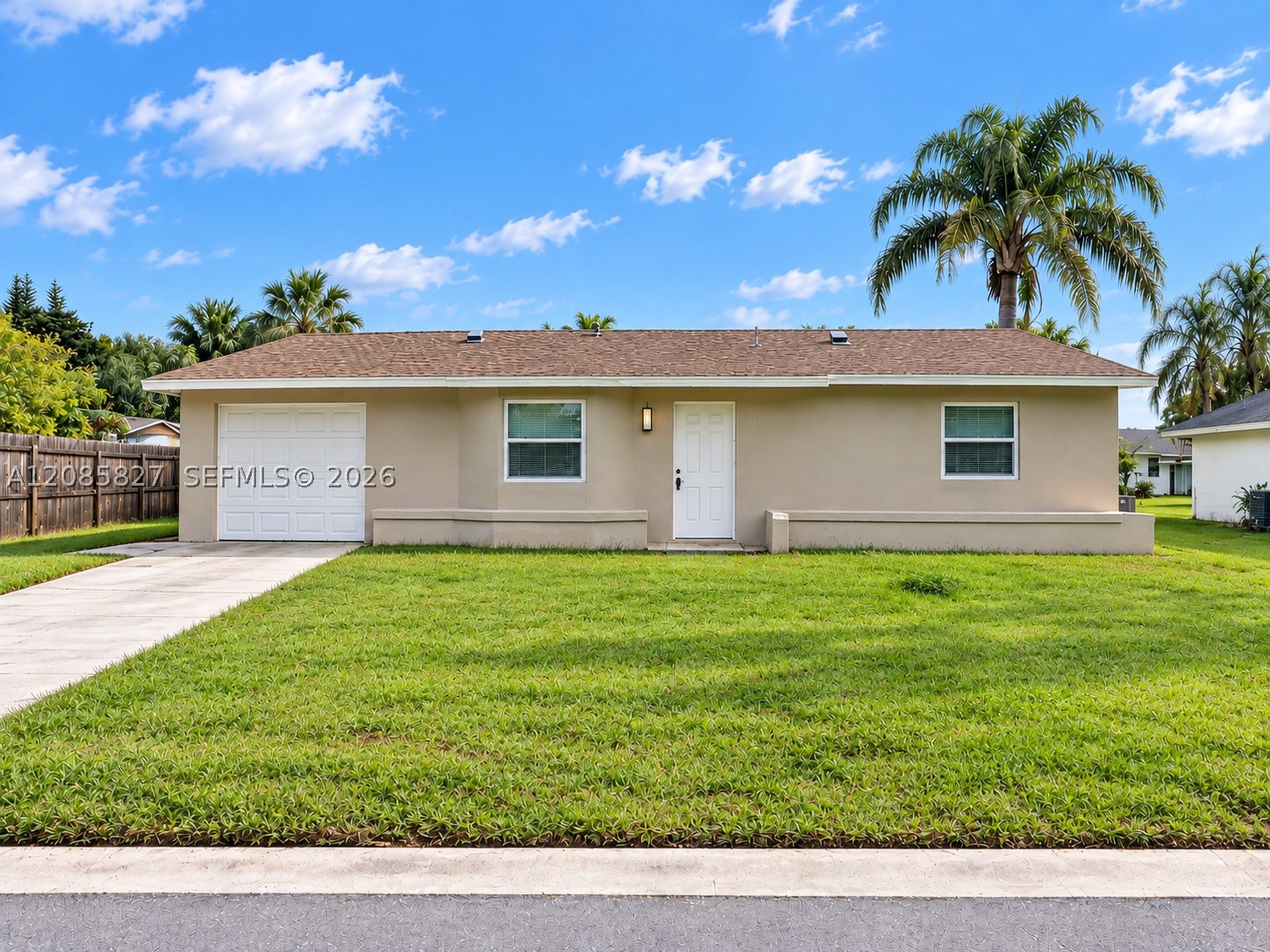 643 SW Ivanhoe Dr — photo