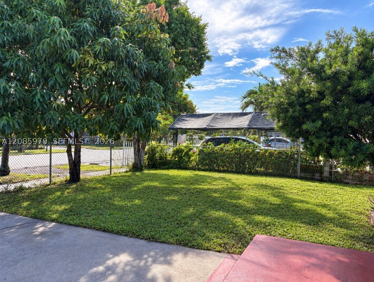 1010 E 8th Ct — photo