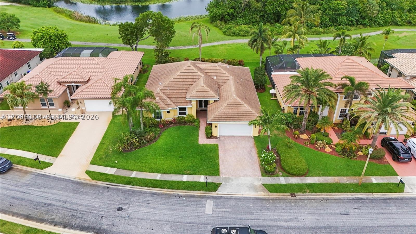 720 W Cypress Pointe Dr W — photo